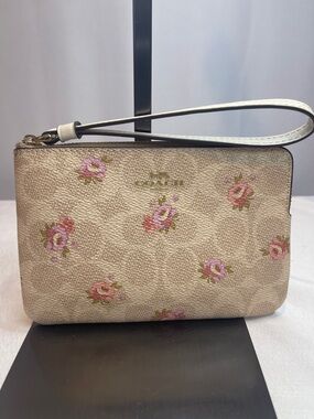 Coach F2596-CAR20 Corner Zip Wristlet in Signature Canvas with Floral